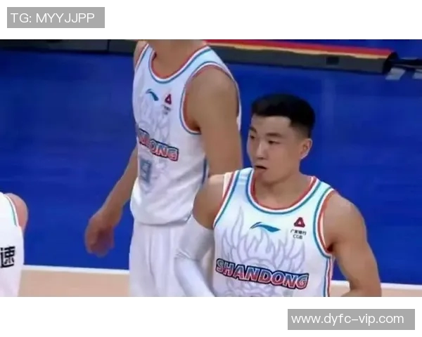 篮球明星朋友的友情故事与赛场背后的默契合作